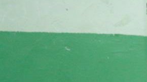 Una vocal de una mesa de votación sostiene un voto durante el conteo tras el cierre de los colegios en Santo Domingo.