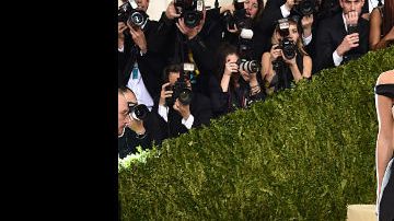 El vestido ecológico de Emma constaba de un corsé y un pantalón con sobrefalda y una larga cola.
