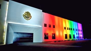 Enrique Peña Nieto mostró una imagen de los Pinos iluminado con los colores de la bandera LGBT.