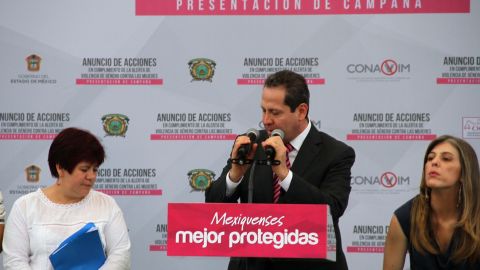 Eruviel Ávila durante la campaña para proteger a mujeres de feminicidios y desapariciones.