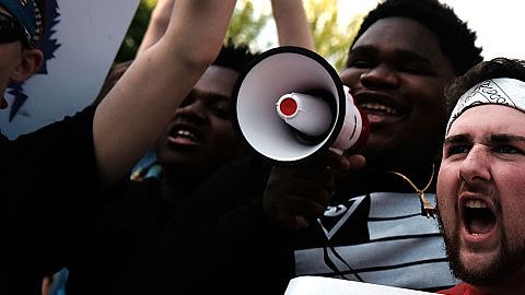 Las protestas han seguido a Trump donde quiera que se encuentra y el sur de California no será una excepción.