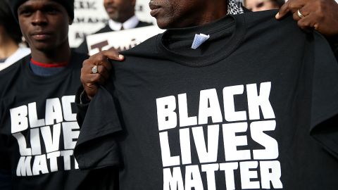 Un protestante sostiene una camiseta con el nombre del movimiento "Black Lives Matter" durante una demostración enfrente del Salón de Justicia de San Francisco en diciembre del 2014.