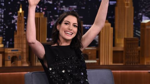 Anne Hathaway borró la polémica publicación e hizo otra a modo de disculpa.