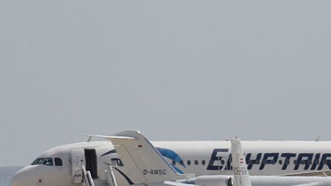 El vuelo número MS804 de la aerolínea egipcia Egyptair desapareció de los radares mientras hacía la ruta de París a Egipto.