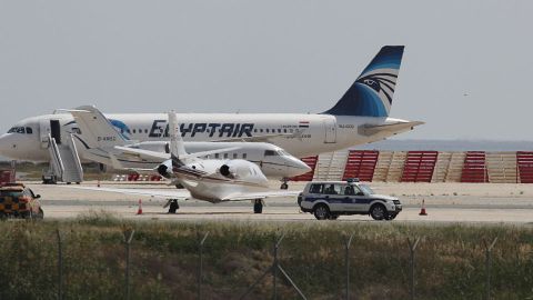 El vuelo número MS804 de la aerolínea egipcia Egyptair desapareció de los radares mientras hacía la ruta de París a Egipto.