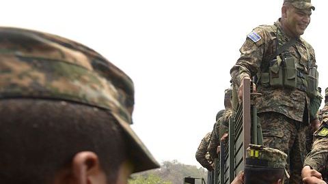 Miembros de la fuerza de reacción especial, una unidad del ejército y la policía, se despliegan para hacer frente a la violencia en Soyapango, El Salvador.
