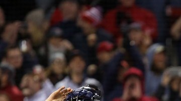 David Ortiz festeja con suma emoción su jonrón del viernes contra los Yankees. El batazo tenía detrás una linda historia.