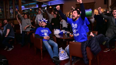 Hinchas del Leicester City festejan uno de los goles del Chelsea ante Tottenham.