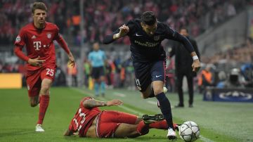 MUNICH, GERMANY - MAY 03:  Yannick Carrasco of Madrid is challenged by Arturo Vidal of Muenchen during the UEFA Champions League semi final second leg match between FC Bayern Muenchen and Club Atletico de Madrid at at Allianz Arena on May 3, 2016 in Munich, Germany.  (Photo by Matthias Hangst/Bongarts/Getty Images)