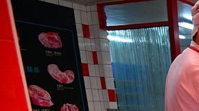 Venta de carne en un mercado en Pekín. El gobierno chino negó categoricamente los rumores sobre los productos enlatados que envía a África.
