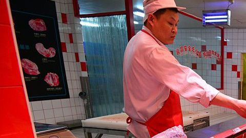 Venta de carne en un mercado en Pekín. El gobierno chino negó categoricamente los rumores sobre los productos enlatados que envía a África.