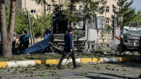 El coche bomba fue detonado al paso de un autobús de la policía.