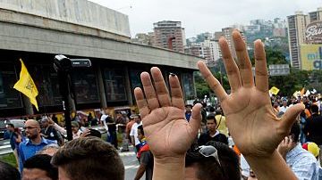 Las barricadas policiales impidieron que los manifestantes llegaran al Centro Nacional Electoral, en el centro de Caracas.
