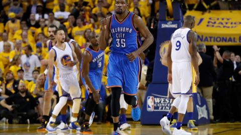 Kevin Durant encestó 26 puntos y bajó 10 rebotes.