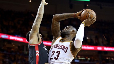 James e Irving se echaron a los Cavs al hombro.