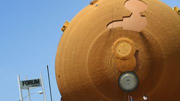 La astronauta Sandy Magnus camina delante del tanque de combustible externo ET-94 en Inglewood.