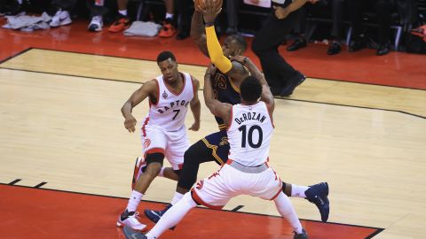 LeBron James aportó 24 puntos para los Cavaliers que ganan la Serie 2-1.