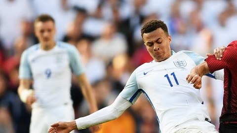 A los ingleses se les atragantaron los duros turcos en el Etihad Stadium.