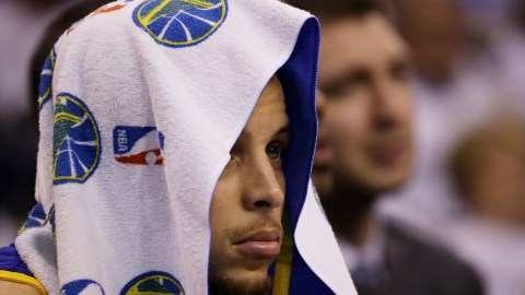Stephen Curry mira los minutos finales del juego 3 de la serie entre Golden State y Oklahoma City. Los Warriors fueron borrados.