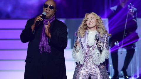 Con luces y tonos morados, el recuerdo de Prince iluminó el T-Mobile Arena de Las Vegas.