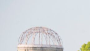 El primer ministro japonés, Shinzo Abe (L) observa mientras el presidente de Estados Unidos Barack Obama (R) pone una corona de flores durante una visita al Parque Memorial de la Paz de Hiroshima en Hiroshima el 27 de mayo de 2016.