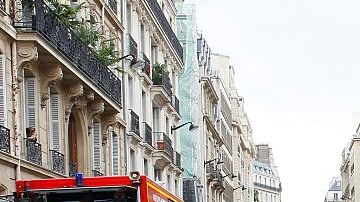 Los bomberos acudieron a auxiliar a los afectados por el rayo que cayó en el Parque Monceau de París.