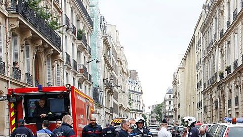 Los bomberos acudieron a auxiliar a los afectados por el rayo que cayó en el Parque Monceau de París.