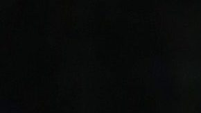 Klay Thompson lanza uno de los 11 triples que encestó el sábado para Golden State, imponiendo un nuevo récord de playoffs.