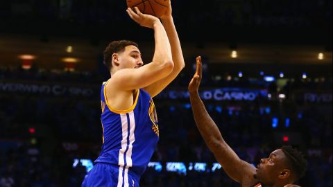 Klay Thompson lanza uno de los 11 triples que encestó el sábado para Golden State, imponiendo un nuevo récord de playoffs.