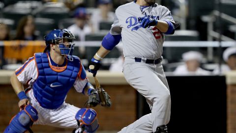 Adrián González dispara así el hit de dos carreras en el noveno inning que le dio a Dodgers la victoria y la serie sobre los Mets el domingo en Nueva York.