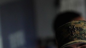 Matt Harvey es felicitado por sus compañeros en el dugout de Citi Field.