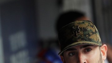 Matt Harvey es felicitado por sus compañeros en el dugout de Citi Field.