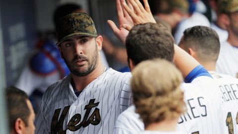 Matt Harvey es felicitado por sus compañeros en el dugout de Citi Field.