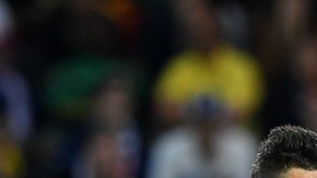 Laurent Koscielny y Eric Maxim Choupo-Moting durante el partido amistoso entre Francia y Camerún.