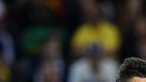 Laurent Koscielny y Eric Maxim Choupo-Moting durante el partido amistoso entre Francia y Camerún.