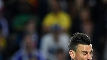 Laurent Koscielny y Eric Maxim Choupo-Moting durante el partido amistoso entre Francia y Camerún.