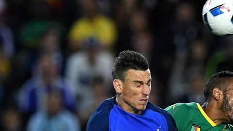 Laurent Koscielny y Eric Maxim Choupo-Moting durante el partido amistoso entre Francia y Camerún.