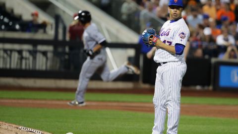 Saladino castigó a Hansel Robles con un jonrón de dos carreras en el octavo inning.