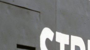 Roger Clemens posa sobre la pizarra del Fenway Park en 1986. Un día antes se había convertido en el primer pitcher de la historia en ponchar a 20 bateadores en un juego.