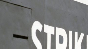 Roger Clemens posa sobre la pizarra del Fenway Park en 1986. Un día antes se había convertido en el primer pitcher de la historia en ponchar a 20 bateadores en un juego.