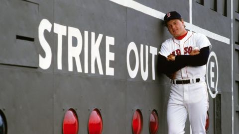 Roger Clemens posa sobre la pizarra del Fenway Park en 1986. Un día antes se había convertido en el primer pitcher de la historia en ponchar a 20 bateadores en un juego.