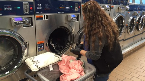 El 80% de los trabajadores
en los casi tres mil laundromats de Nueva York son mujeres hispanas y caribeñas.