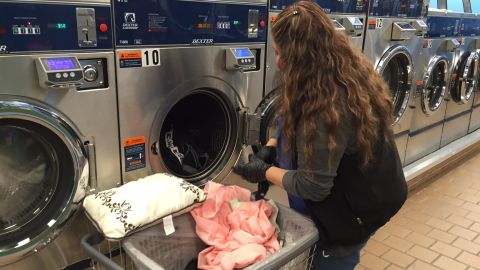 El 80% de los trabajadores
en los casi tres mil laundromats de Nueva York son mujeres hispanas y caribeñas.
