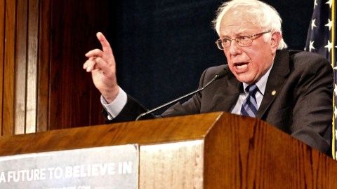 Al cumplirse exactamente un año desde que lanzó su campaña electoral, el senador Bernie Sanders insta a los "súper delegados" a que re-evalúen su apoyo a Hillary Clinton y respalden su candidatura para vencer a Donald Trump en noviembre próximo.
