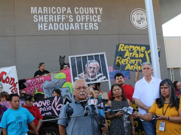 Activistas se manifiestan frente a la oficina del alguacil del Condado de Maricopa, Joe Arpaio, para exigir que afronte cargos criminales por acosar a inmigrantes.