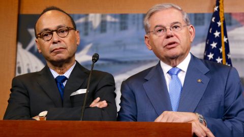 El congresista de Illinois, Luis Gutiérrez, y el senador de Nueva Jersey, Bob Ménendez, ambos demócratas, exigieron en rueda de prensa mejoras a una polémica iniciativa para resolver crisis fiscal en Puerto Rico. Gutiérrez es de origen Boricua y Menéndez representa a un estado con alta concentración puertorriqueña. Foto: María Peña/Impremedia