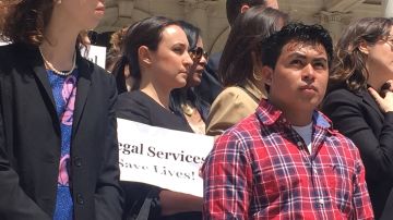 José Sánchez, de 19 años se salvó de ser deportado gracias al apoyo de una abogada gratis.