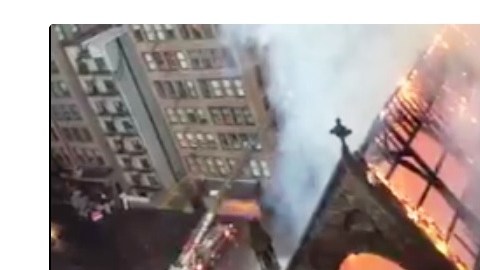 Momentos en que el FDNY intentaba apagar fuego de iglesia ubicada West 25th Street en Flatiron District