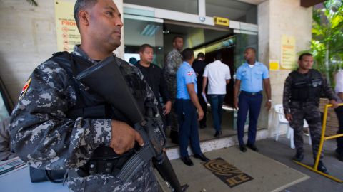 Personal de seguridad vigila el acceso a la Junta Central Electoral (JCE) del Distrito Nacional, donde al igual que en muchas otras sedes del organismo