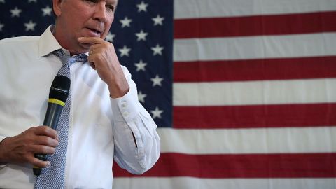 El precandidato presidencial republicano John Kasich, gobernador de Ohio, abandonó la competencia, dejando a Trump a cargo y al tope del partido.